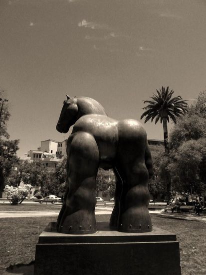 ein Pferd mitten in Santiago (vor dem Museo de Arte Contemporaneo)