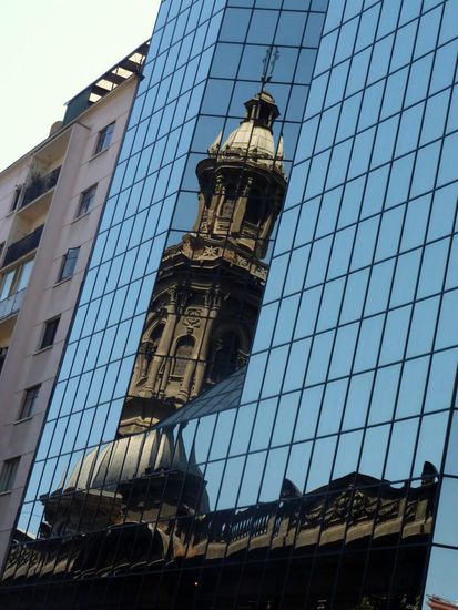 alt trifft neu,....Spiegelbild der Kathedrale im gegenüberliegenden Bürokomplex