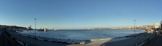 ...und den Hafen,.....hinten ganz klein die Strände von Vina del Mar und Renaca