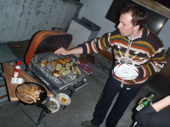 ...und am Abend noch eine kleine Grillerei auf der Dachterasse der Casa Vida Verde (ich übrigens in meiner neuen Otavalo Strickjacke )