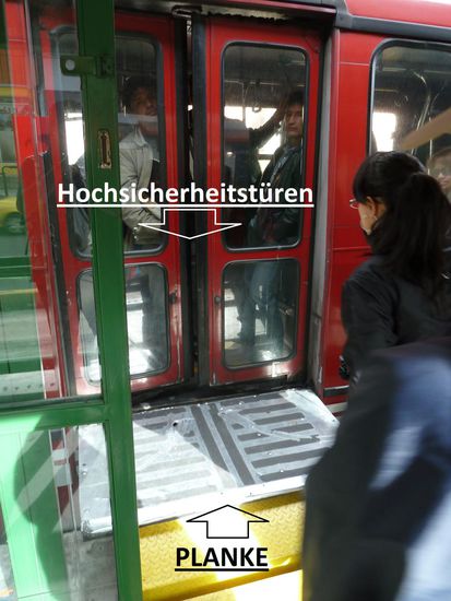 Ecovia Buslinie,...Türen flattern während der Fahrt, was besonders beruhigend ist, wenn man aufgrund der Menschenmassen mit dem Gesicht an der Türinnenscheibe klebt und nur darauf wartet, dass in einer Kurve die Türe aufschwingt und man rausfällt.
