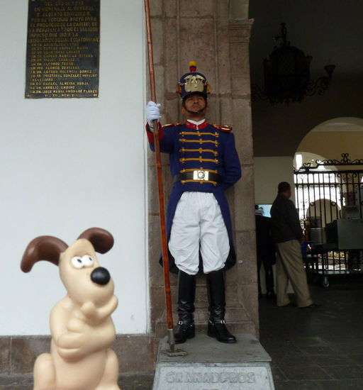 ...wie die Schweizer Garde und die Typen vor dem Buckingham Palast dürfen auch diese Kerle sich nicht bewegen,....bin mir aber sicher der hätte mich nur allzugerne vermöbelt als ich mit Wallace und Gromit ankam 