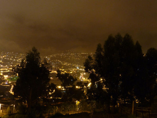 Quito bei Nacht vom Panecillo aus (kleiner Berg mit der Virgen de Quito Statue)