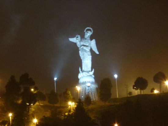 Virgen de Quito am Panecillo bei Nacht