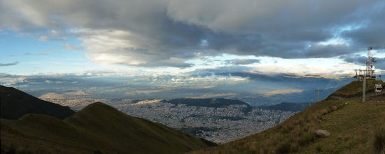 Cruz Loma 4.100 m - Rundblick über Quito / rechts: TeleferiQo