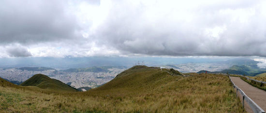 Blick zurück zur Bergstation Cruz Loma auf dem Weg zum Rucu Pichincha