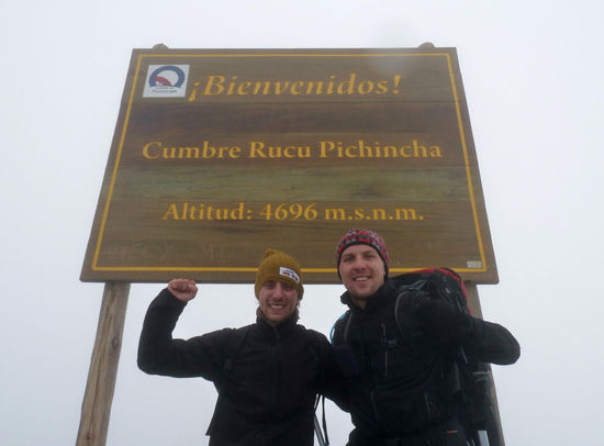 .....endlich,....geschafft,....4.696 m,....wuhuuuu!!!! 
...im Hintergrund sieht man Quito, Cruz Loma und den Vulkankrater ,-) ,....oder auch nicht