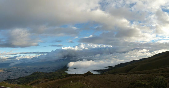Cruz Loma - Blick Richtung Süd-Quito - fantastische Wolkenstimmung