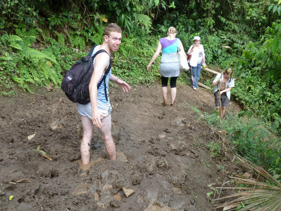 ...Nate steckt wiedermal bis zum Hals im Dreck....auf diesem "Weg" wird normalerweise die Ernte abtransportiert...