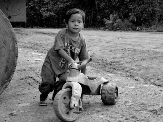 ....der kleine Neffe von Nieves und Rosa auf den Straßen von Chontal....