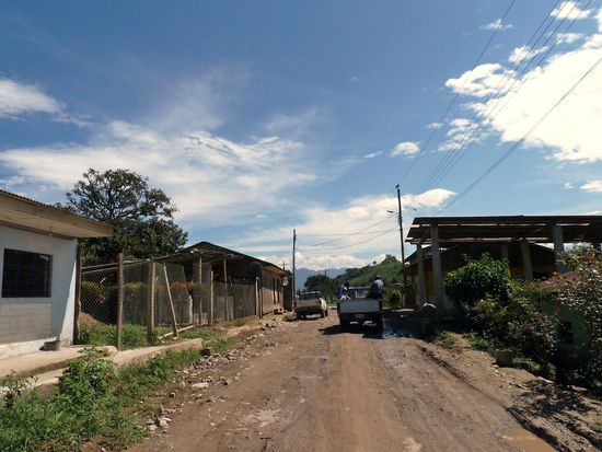 ...durch dieses Dorf mit "ausgezeichneten" Straßenverhältnissen kommen wir auf dem Weg nach Chontal...