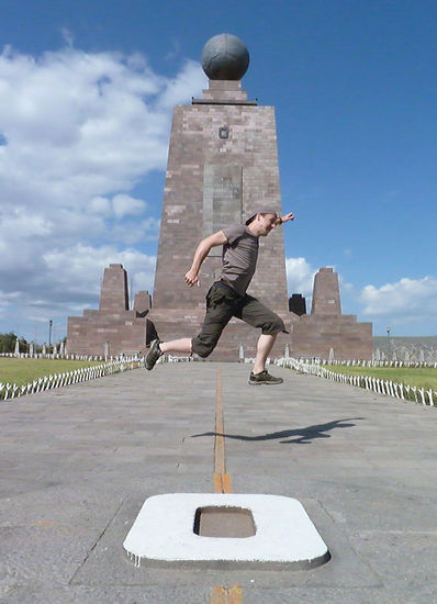 ...einmal kurz auf die Südhalbkugel gesprungen,....und doch um 240 m verschätzt,...(O heißt hier übrigens nicht OSTEN sondern OESTE,...was wiederum Westen heißt.....den OSTEN heißt ESTE,...verwirrt?)