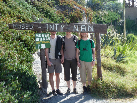 .....wie schon gesagt, in Ecuador ist alles etwas kleiner, so auch der Eingang zum Museum,......wiedermal ein Brett vor dem Kopf