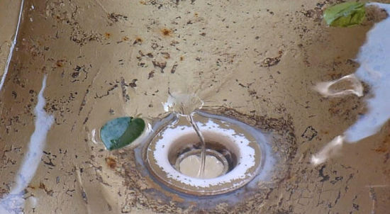 Wasserwirbel,....am Äquator,....da dürfte sich nix drehen,.....Hokupokus 