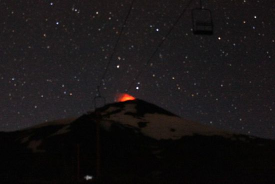 aktiver Vulkan bei Nacht