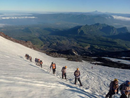 ...mit Steigeisen und Eispickel geht's hoch....