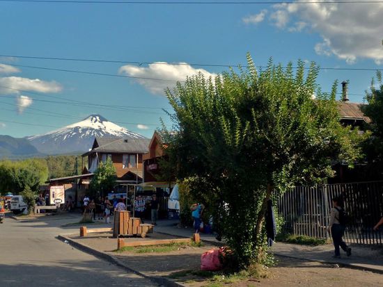 rechts hinterm Baum das Hostel "El Refugio",...dahinter der Vulkan Villarica