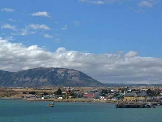 Puerto Natales Hafen
....also Puerto steht im Spanischen für Hafen,.... 
somit also Puerto Natales Puerto (man hört sich das bescheuert an  )