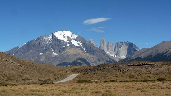 ...der erste Blick auf die "Torres-Torres" (die 3 spitzen Berge im Hintergrund,.... wegen denen kommt man hier her)