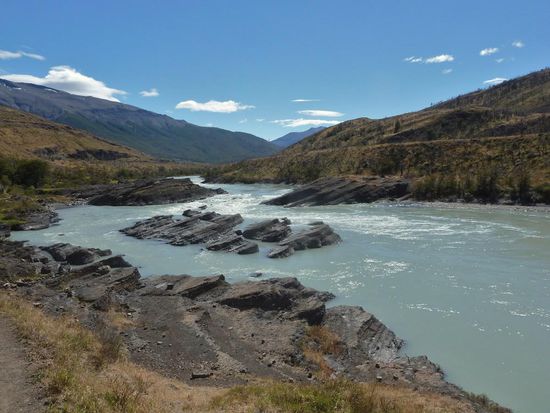 ...durch die Gletscher ist das Wasser der Flüsse milchig trüb,....und sau kalt 