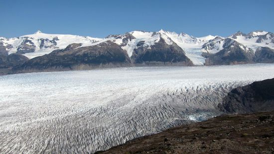 ...der Gletscher durchzogen von schroffen, scharfkantigen Eisspitzen und tiefen Gletcherspalten....