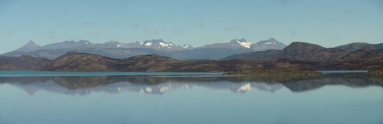 Lago Nordenskjöld,....wieder spiegeln sich die Berge im klaren Wasser
