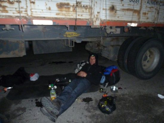 Nachtlager unter dem Truck