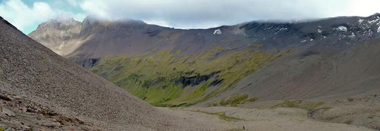 ...der Blick ins dahinterliegende Tal,...