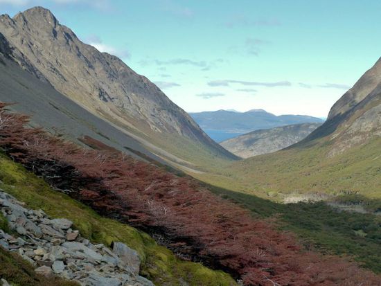 ...landschaftlich beeindruckend,.... Geröllfelder, im herbstlichen Rot strahlende Wälder,.... das Meer am Ende des Tals