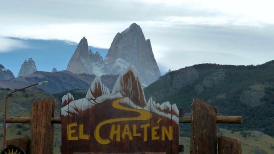 El Chalten (410 m),....schon am Ortseingang "erschlägt" einen der 3.406 m hohe Fitz Roy