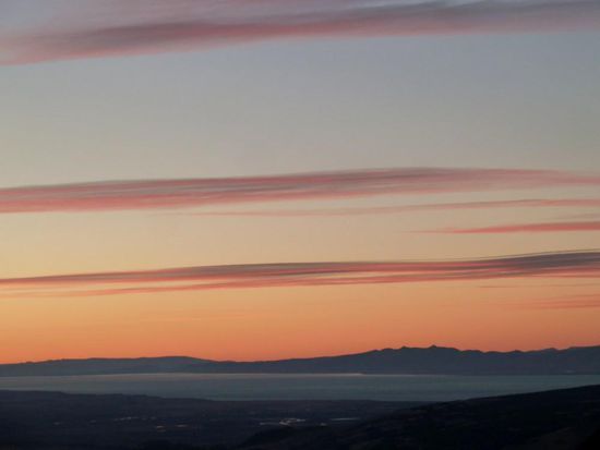 ...taucht die Landschaft in einen rötlichen Schimmer,....absolute Stille
