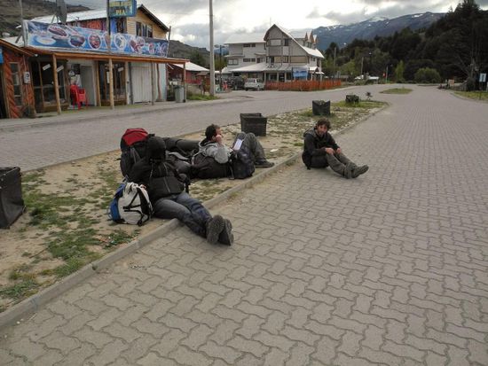 ...warten auf eine Mitfahrgelegenheit in Puerto Tranquilo...