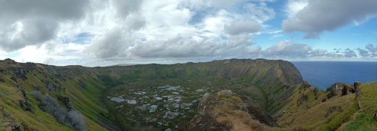 ...der Vulkan Rano Kau....links,...da geht's 300 Meter steil runter bis ins Meer....