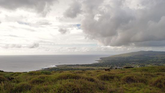 ...der Blick auf Hanga Roa, der einzigen "Stadt" auf der Osterinsel