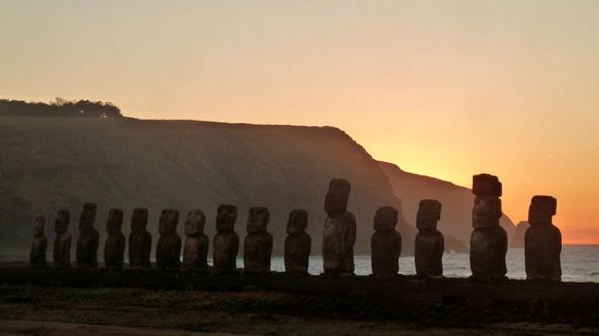 ....die 15 Moais von Tongariki im Sonnenaufgang....