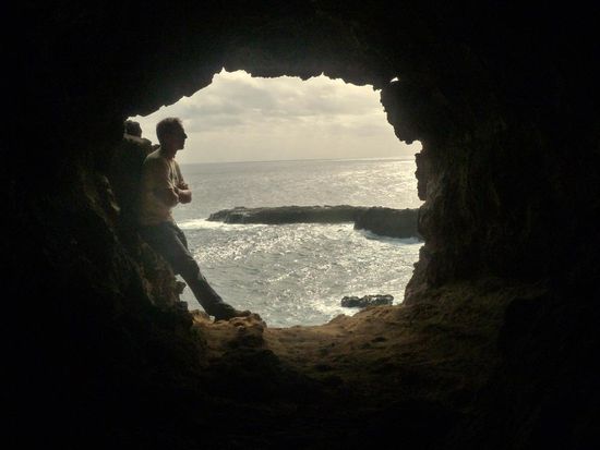 ...ein Lavatunnel der an der Steilküste endet,...."Dos Ventana Caves" (2 Fenster Höhle)
