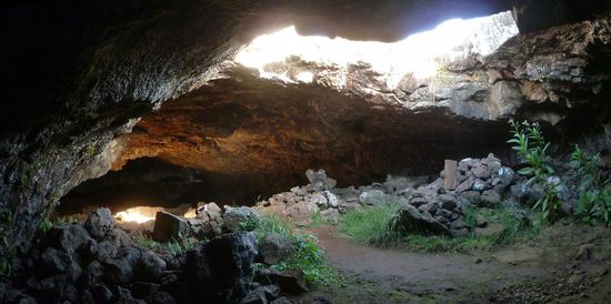 ...eine der vielen eingestürzten Lavatunnel....