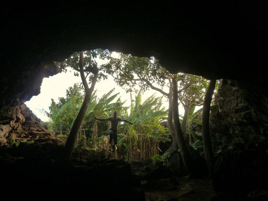 jump #34 ..."Banana Cave"....in einem eingestürzten Lavatunnel wurden von den Insulanern Bananenbäume angepflanzt