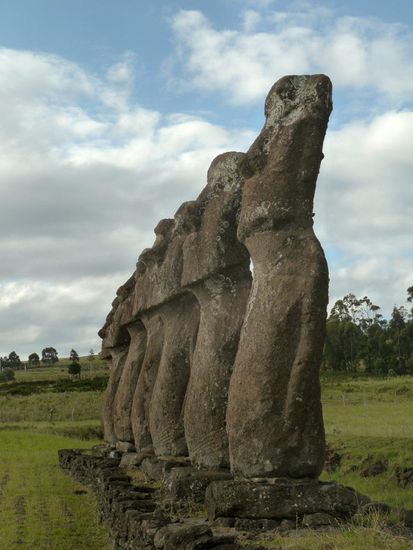 ...die sieben Moais von Ana Te Pahu....... schaun lieber aufs Meer hinaus,..warum? ....Keine Ahnung!
