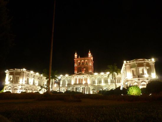 ...der Präsidentenpalast in Asuncion,...steh man dor zu lange und macht Fotos,...kommen schon die Wachen,...dann heißt es "Lauf Forrest, lauf!!!"