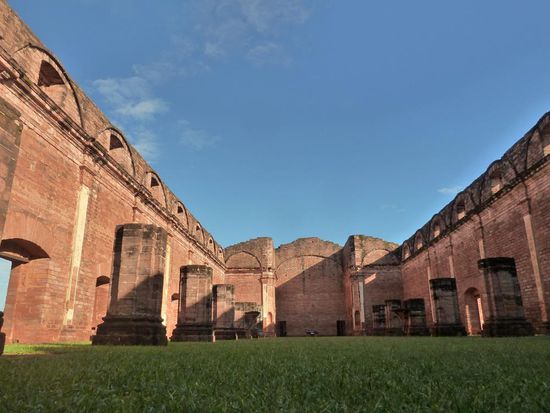 ...in den Ruinen der Kirche