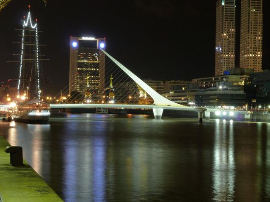 Puente de la Mujer - Brücke bei Nacht