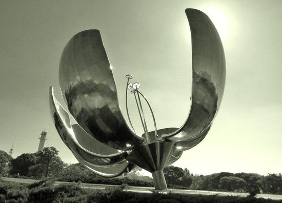 groooße Metallblume im Park von Buenos Aires