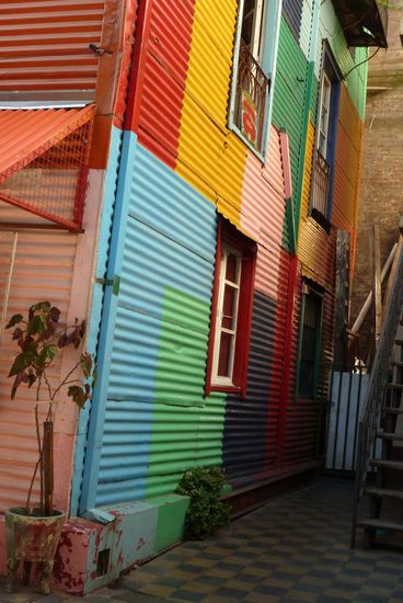 grell bemalte Fassaden