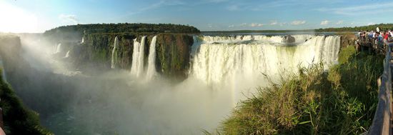 das Wasser donnert dabei in die 150 m breite und 700 m lange Schlucht...