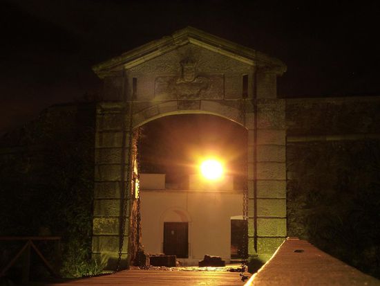 ..das alte Stadttor bei Nacht