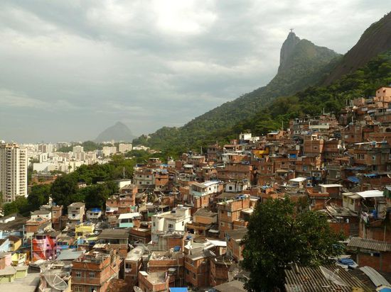Favela Santa Marta... eine Unmenge an Häusern... ineinandergekeilt an den Hügel gepresst