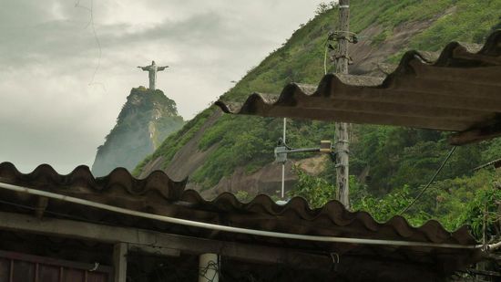 Die Favela Santa Marta... im Schatten der Christusstatue
