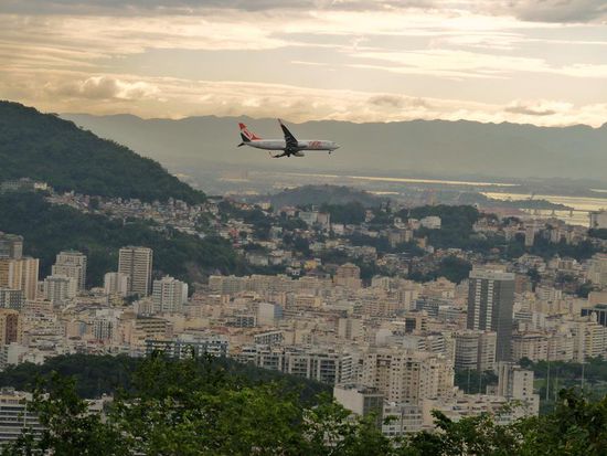 nach 7 min Seilbahnfahrt... Ankunft am ersten Hügel...dem Morro da Urca... es fängt zu nieseln an