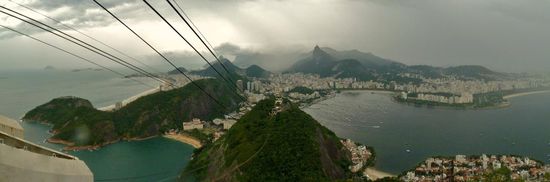 Rio versinkt in den Wolken,... links: Copacabana und Ipanema Beach... aus dem Schwimmen wird heute wohl nichts mehr